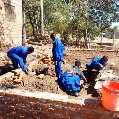 Jongeren helpen bij de bouw